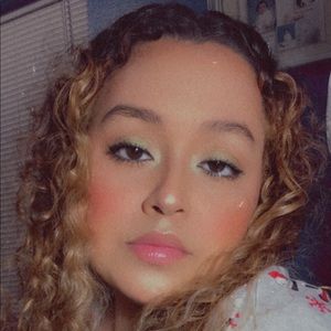 Meet your Posher, Alejandra